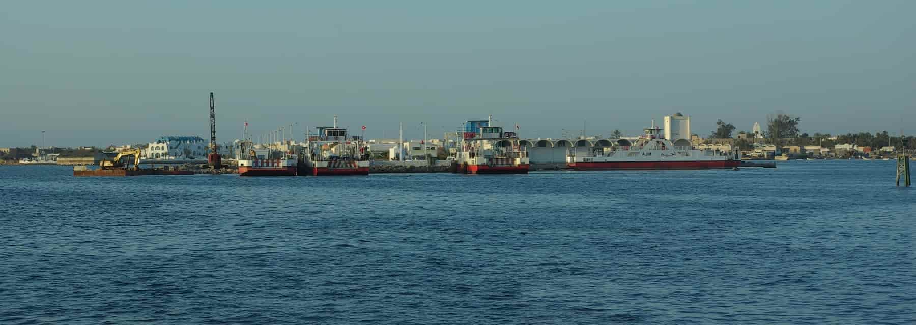 Bacs au port d'Ajim